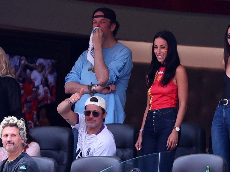 Brad Pitt e Inés Ramón en el partido que ha enfrentado a España contra Bélgica.