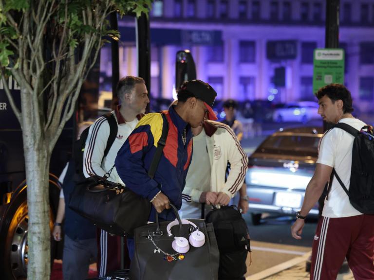 Lamine Yamal, con sus bolsos a su llegada a Nueva York