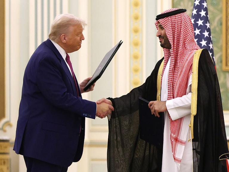 Donald Trump y Mohammed bin Salman firman el acuerdo comercial entre EEUU y Arabia Saudí