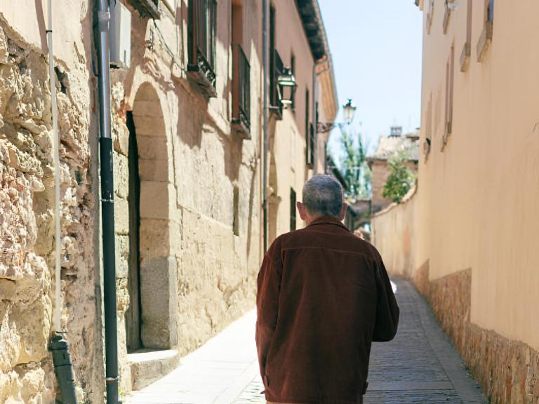 Un anciano pasea por las calles de un histórico pueblo