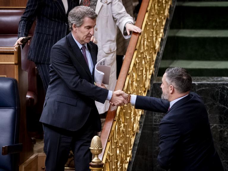 El presidente del Partido Popular, Alberto Núñez Feijóo, y el líder de Vox, Santiago Abascal.