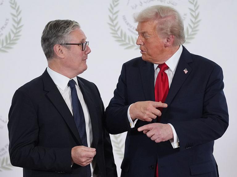 Donald Trump, con Keir Starmer en la cumbre de la 'paz' en Egipto