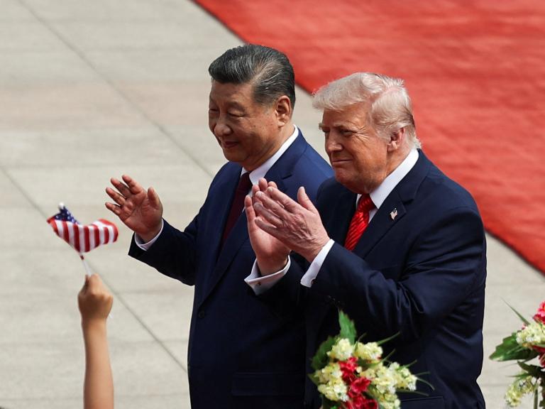 El presidente chino Xi Jinping y el presidente estadounidense Donald Trump reaccionan durante una ceremonia de bienvenida en el Gran Salón del Pueblo, en Pekín, China, el 14 de mayo de 2026.