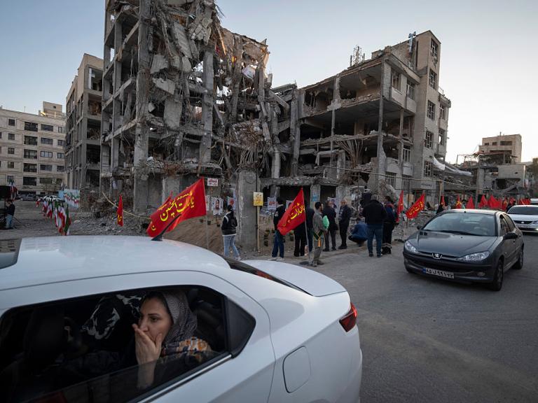 Una mujer reacciona al ver las ruinas de un edificio en una zona residencial de Teherán, (Irán), el 9 de abril de 2026, tras un ataque israelo-norteamericano.