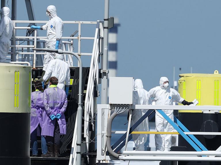 Personal médico con ropa aislante atiende a los tripulantes del MV Hondius a su llegada a Róterdam