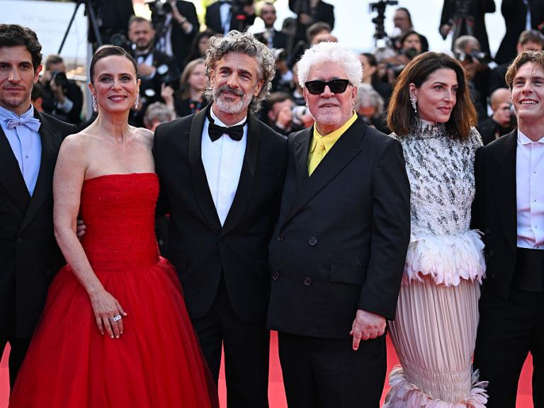 Quim Gutiérrez, Aitana Sánchez-Gijón, Leonardo Sbaraglia, Pedro Almodóvar, Bárbara Lennie y Patrick Criado en la presentación de 'Amarga Navidad' en Cannes.