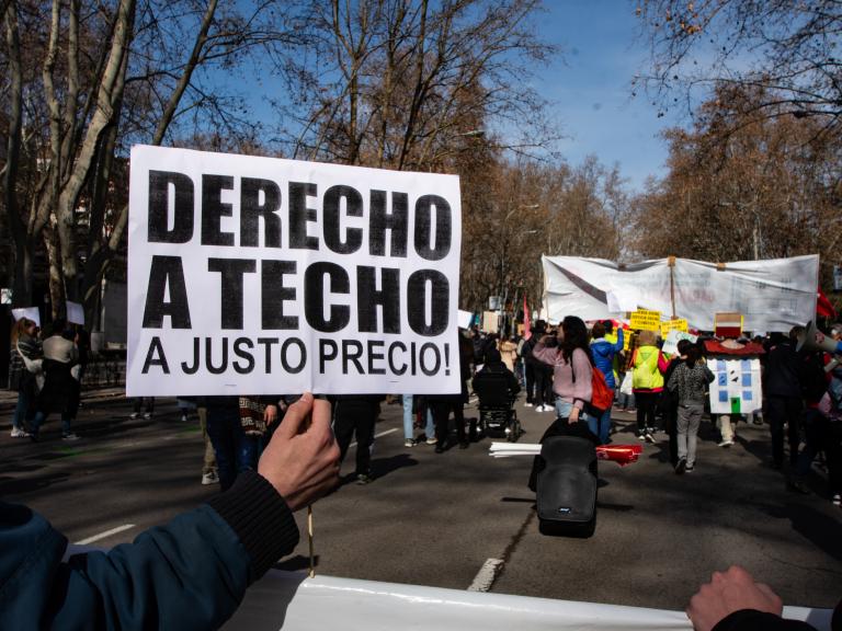 Cartel de 'Derecho a techo a justo precio' en una manifestación en Madrid.