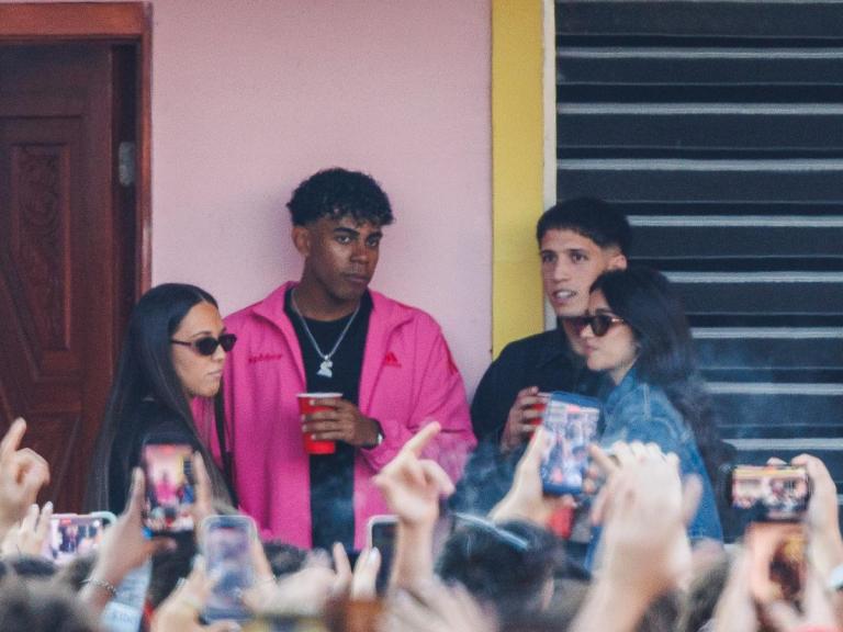 Lamine Yamal e Inés García en la casita del concierto de Bad Bunny