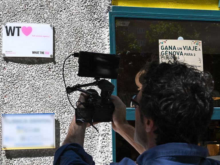 Un cámara graba la placa de la empresa de las hijas de Zapatero