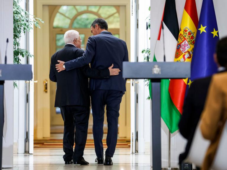 El presidente del Gobierno de España, Pedro Sánchez, y su homólogo palestino, Mahmoud Abbas, abandonan abrazados la sala de prensa de La Moncloa el 19 de septiembre de 2024.