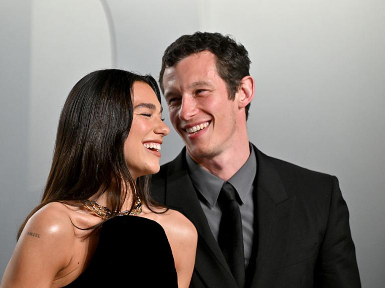 Dua Lipa y Callum Turner en la fiesta de 'Vanity Fair' posterior a los Oscar 2026.
