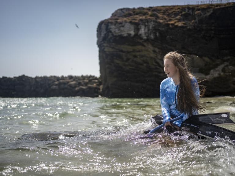 La activista ambiental Natalia Rodríguez Ruiz, embajadora del Pacto Europeo por el Clima, en Tarifa (Cádiz), en 2025.
