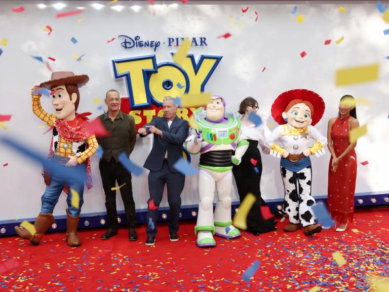 Tom Hanks, Tim Allen, Joan Cusack y Greta Lee presentan Toy Story 5 en Londres