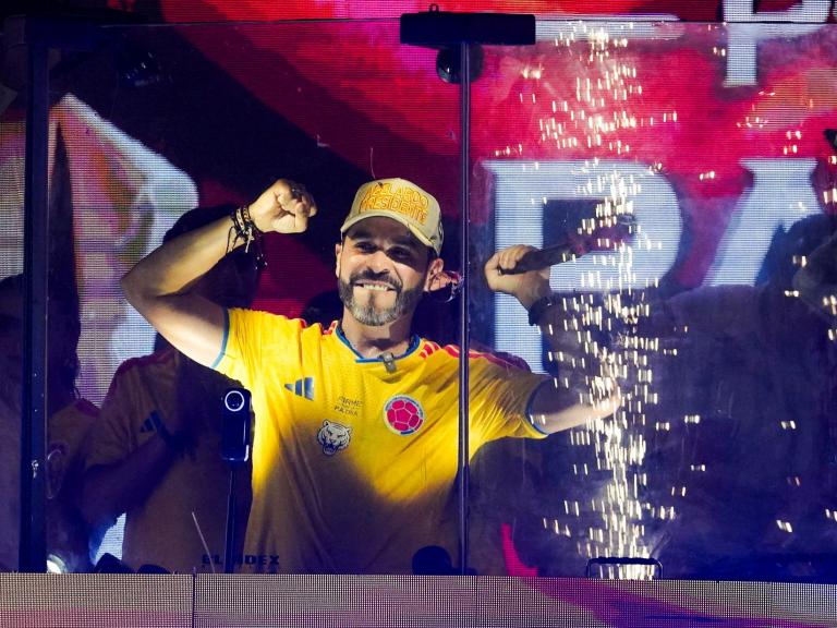 El candidato presidencial colombiano Abelardo De La Espriella, de Defensores de la Patria (ultraderecha), festeja su victoria en primera vuelta en Barranquilla, el 31 de mayo de 2026.