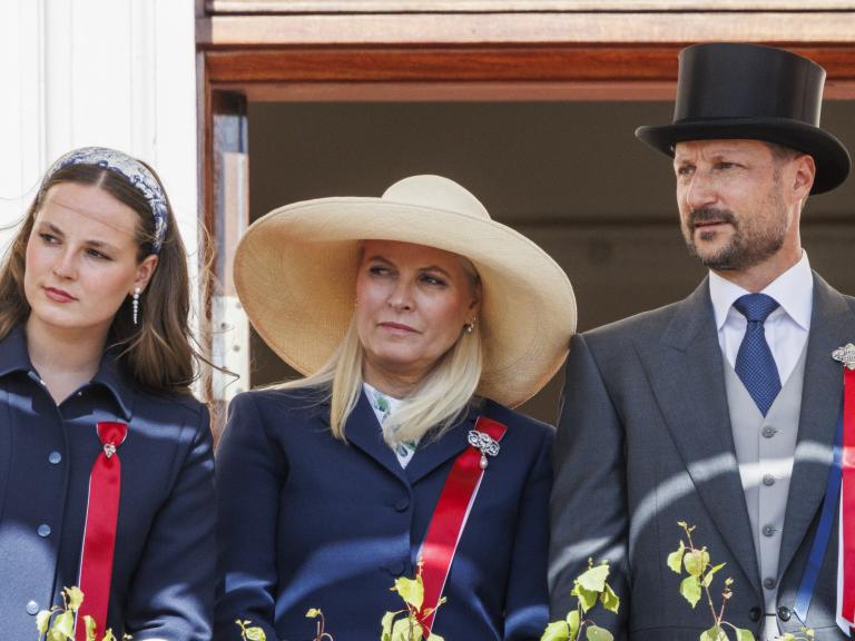 Haakon y Mette-Marit de Noruega y su hija Ingrid Alexandra de Noruega en el balcón del palacio real de Oslo en el Día Nacional de Noruega 2025