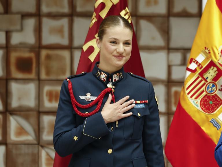 La princesa Leonor se lleva la mano al corazón tras recibir la Medalla de la Asamblea Regional de Murcia