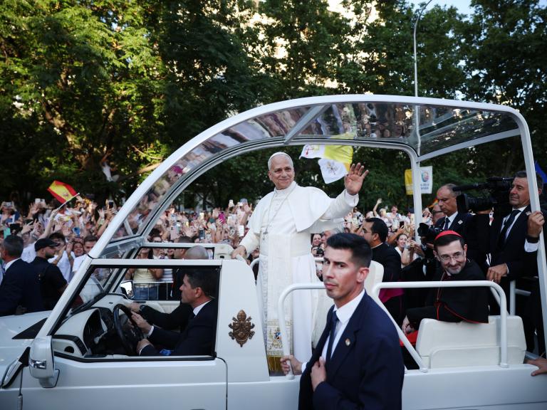 El papa León XIV en el papamóvil rumbo a la Plaza Lima.