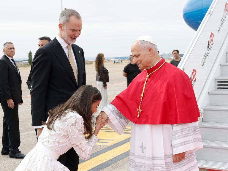 La reina Letizia saluda al papa León XIV haciéndole una reverencia a su llegada a Madrid para su visita apostólica a España