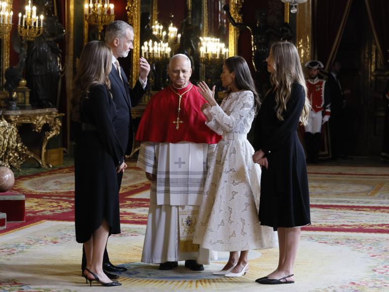 Los reyes Felipe y Letizia y la princesa Leonor y la infanta Sofía hablando con el papa León XIV en el Salón del Trono del Palacio Real