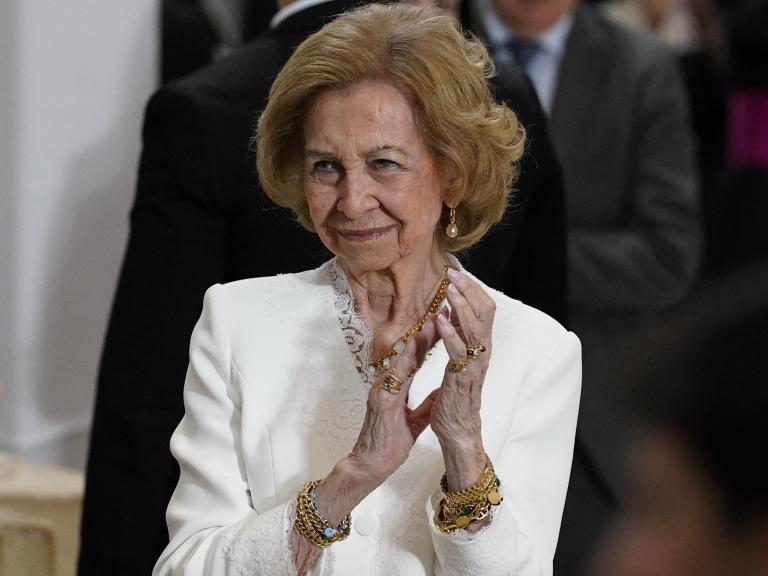 La reina Sofía haciendo uso del privilegio de blanco en el acto de oración y homenaje a la Virgen de la Almudena junto al papa León XIV