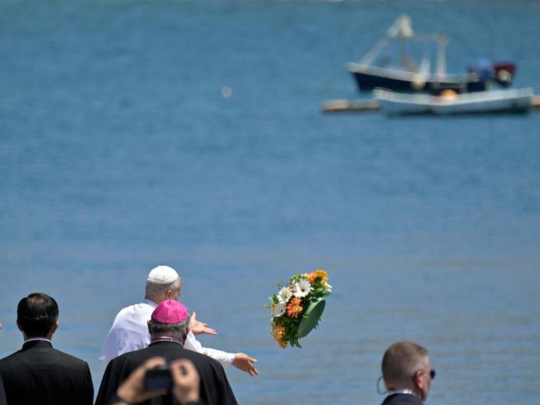 León XIV lanza una corona de flores al mar en recuerdo de los migrantes fallecidos en el mar