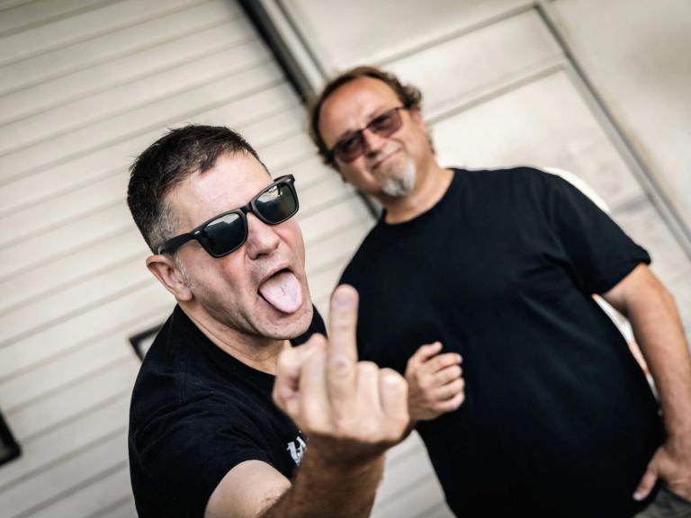 Juankar y Kosta, de Boikot, posando