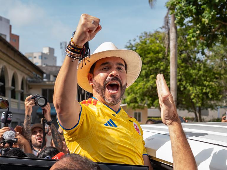 Abelardo de la Espriella, candidato de Salvación Nacional, saluda a sus partidarios tras emitir su voto en la segunda vuelta presidencial en Colombia, el 21 de junio de 2026, en Barranquilla.