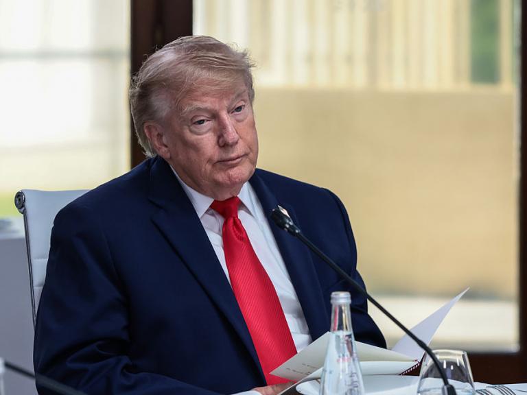 Un serio presidente de EEUU, Donald Trump, asiste a un almuerzo de trabajo con líderes del G7 y de Oriente Medio en Evian-les-Bains (Francia), el 16 de junio de 2026.
