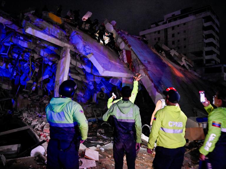 Personal de emergencia busca supervivientes entre las ruinas de un edificio derrumbado por el doble terremoto en La Guaira, Venezuela.