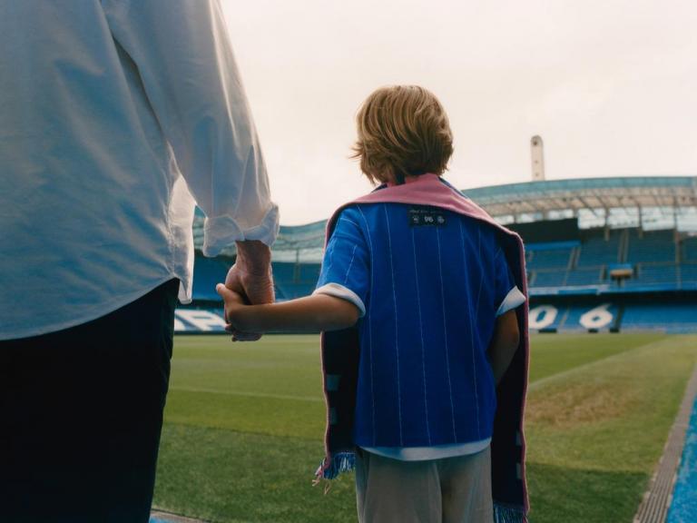 Un niño en Riazor con una de las camisetas de la colección