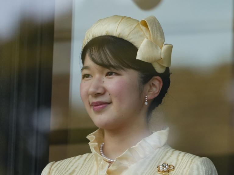 Aiko de Japón en una aparición en el balcón del palacio imperial de Tokyo