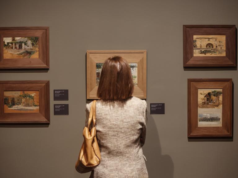 Una mujer en una exposición de Sorolla la Casa Museo Benlliure de Valencia