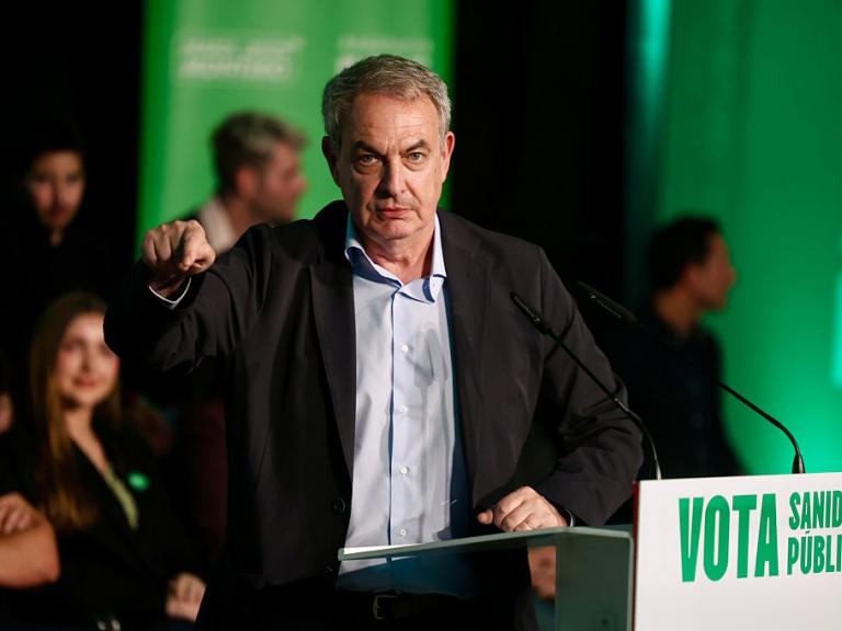 José Luis Rodríguez Zapatero gesticula durante un mitin del PSOE andaluz