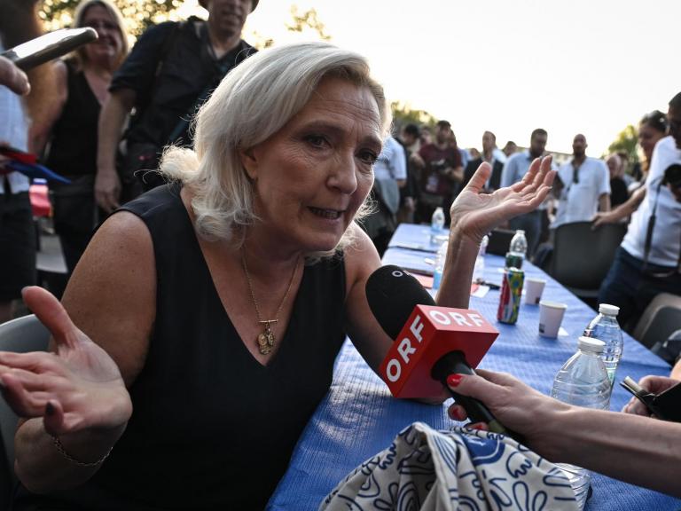 LIEVIN (France), 05/07/2026.- French MP Marine Le Pen, president of the Rassemblement National parliamentary group in the French National Assembly, greets supporters during the Country Fair (Fete Champetre) event organized by the French far-right party Rassemblement National in Lievin, France, 04 July 2026. (Francia) EFE/EPA/FIRAS ABDULLAH
Marine Le Pen, presidenta del grupo parlamentario Agrupación Nacional en la Asamblea Nacional francesa, en la Feria Campestre de su partido en en Lievin, el 4 de julio de 2026.