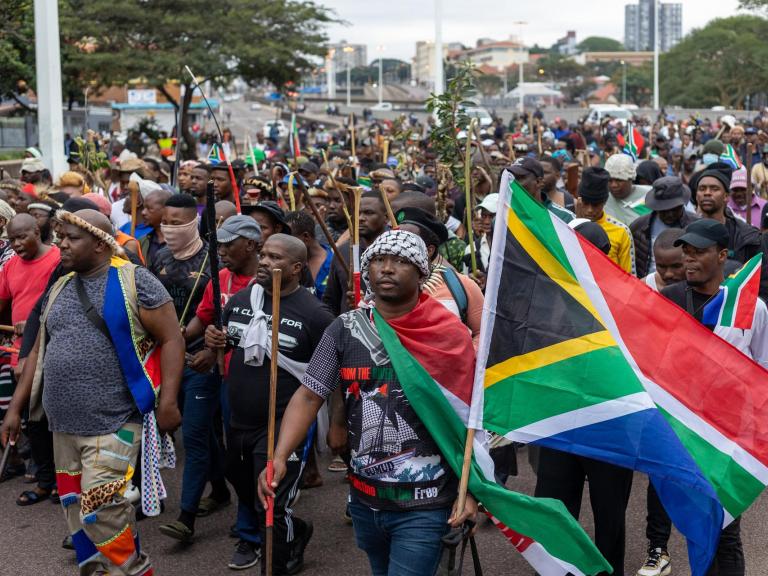 Miembros de la comunidad zulú participan en una manifestación contra indocumentados, durante una huelga del movimiento antiinmigrante en Durban (Sudáfrica), el 30 de junio de 2026.