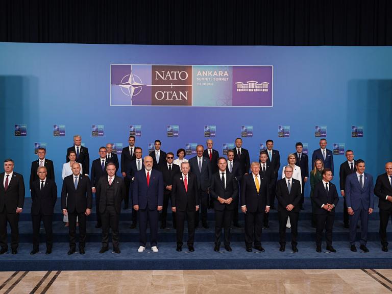 Los líderes de los países miembros de la OTAN posan para la tradicional foto de familia en la Cumbre de Ankara (Turquía), el 8 de julio de 2026.