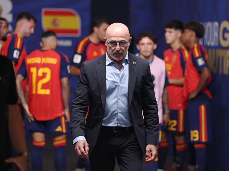 Luis de la Fuente, delante de sus jugadores antes de salir para la segunda parte del España-Bélgica