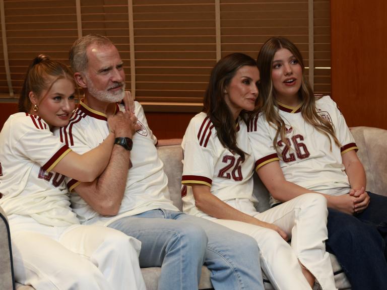La familia real, viendo el partido de Españacamiseta de la seleccion española