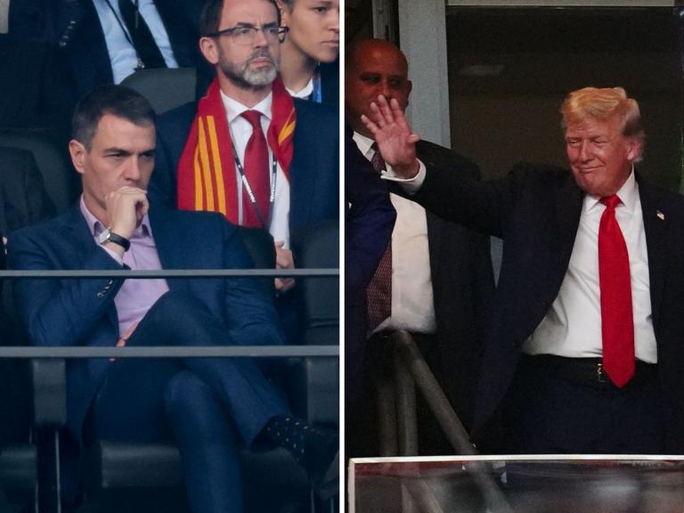 Sánchez sentado y con semblante serio en un palco de un estadio; a su derecha en otra foto Donald Trump sonriendo y saludando entrando en otro palco