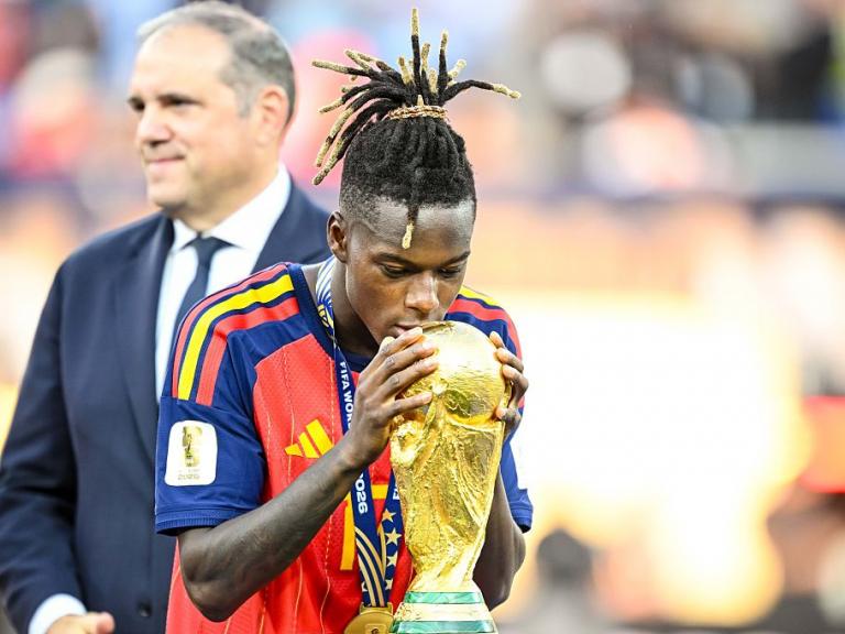 Nico Williams besa la copa al terminar la final del Mundial contra Argentina.
