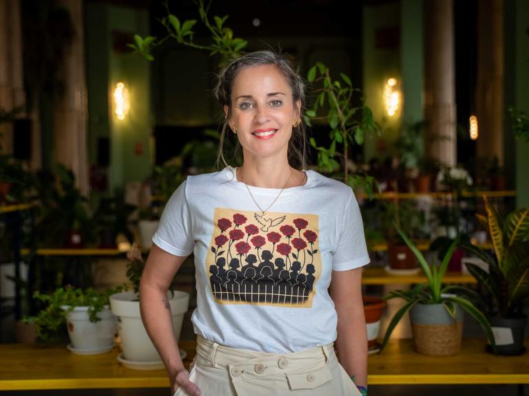 Verónica Barbero, en el refugio climático del Círculo de Bellas Artes durante su entrevista con El HuffPost