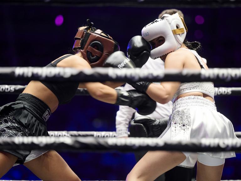 La creadora de contenido, Marta Díaz, boxeando frente a la influencer,Tatiana Kaer.