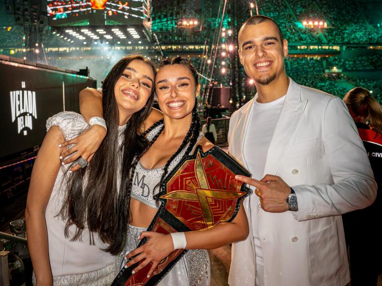 Los hermanos Laura Díaz, Marta Díaz y AlphaSniper 97 en La Velada del Año VI