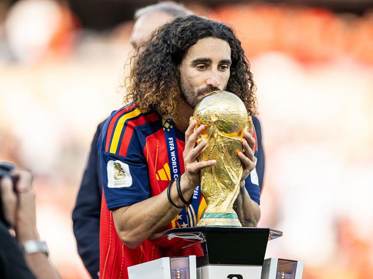 Marc Cucurella besa la copa del mundo tras el partido.