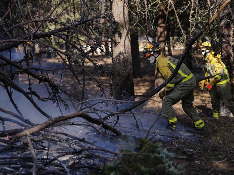 Bomberos trabajan en la zona afectada por el incendio del oeste de la Comunidad de Madrid en la localidad de Pelayos de la Presa