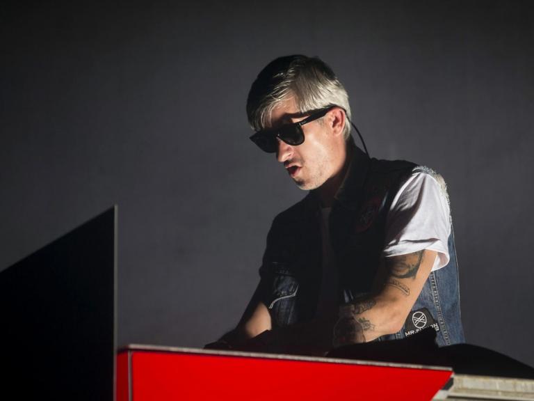 El músico francés Kavinsky durante un concierto en 2014.