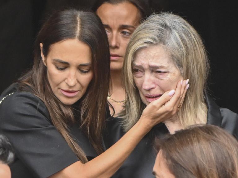 Paula Echevarría consuela a su madre en el funeral de su padre.