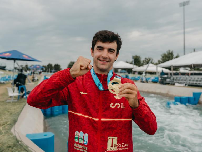 Miquel Trave posa con su oro mundial