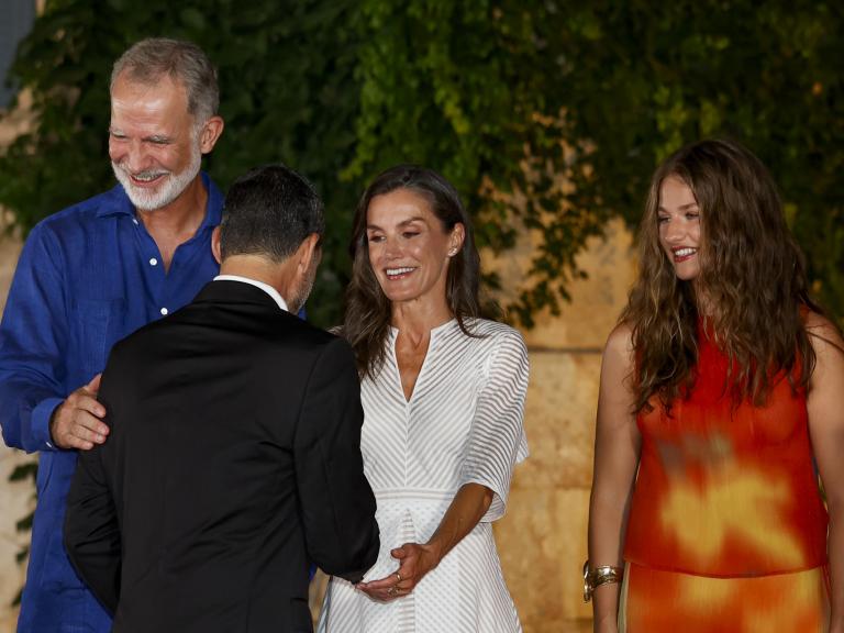 Los reyes Felipe VI y Letizia, la princesa Leonor y Jaime de Anglada en la recepción de las autoridades en Marivent (Mallorca).