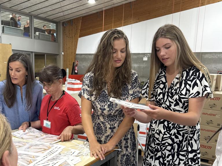 Sofía y Leonor durante la visita a la sede de la Fundación Casa Esment. Al fondo, la reina Letizia.